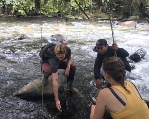Un equipo controla la calidad del agua del río cerca de Junín, Ecuador